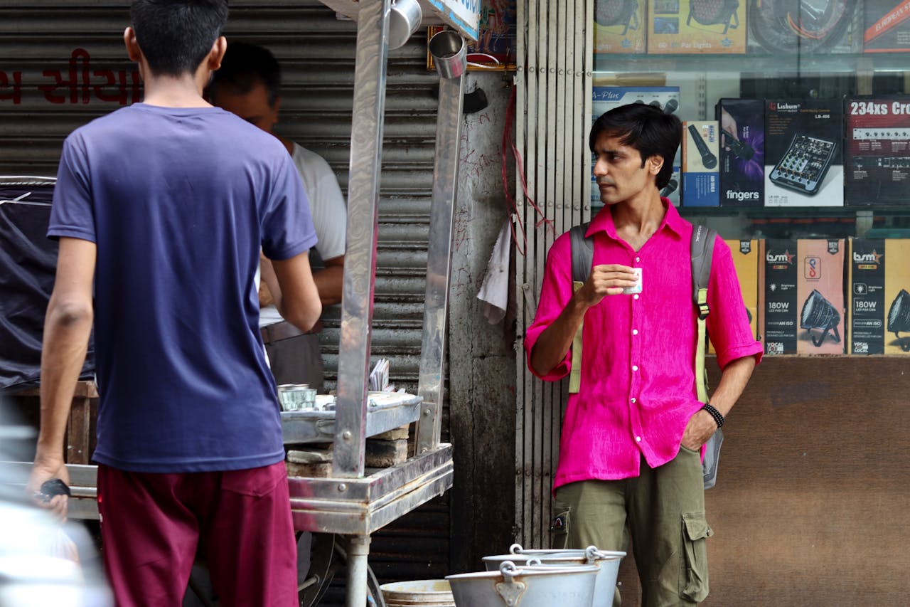 street-vendor-scene-with-customer-holding-drink-32673265